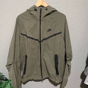 Nike Tech Woven Full Zip Up Windbreaker Jacket Men's Size M lightly worn.